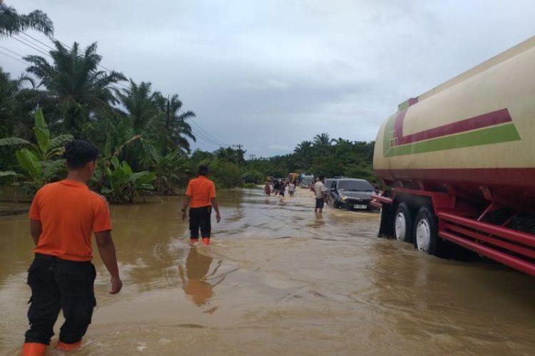 Banjir Rendam Jalan Nasional di Agam, Motor tak Dapat Melintas
