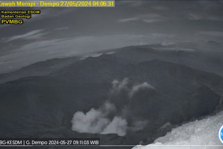 Gunung Dempo telah mengeluarkan material erupsi hingga ketinggian 300 meter