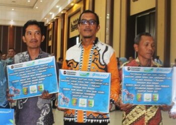Pelindo Regional 2 Panjang Salurkan 3 Hand Tractor untuk Tingkatkan Produktivitas Petani Pesawaran