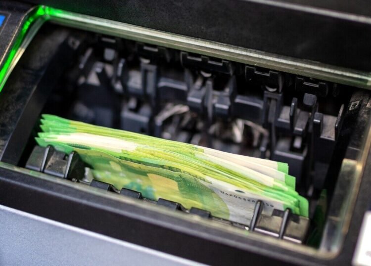Apakah Mesin ATM Setor Tunai Gagal Mendeteksi Uang Palsu? Pentingnya Edukasi Ciri Keaslian Uang Rupiah
