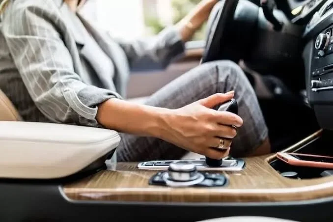 Bahaya Mobil Matik Jarang Dipakai: Risiko Kerusakan dan Tips Perawatan