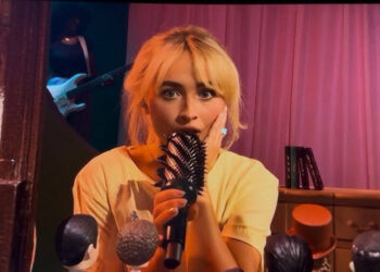 Penampilan Sabrina Carpenter di SNL: Nyanyi Pakai Sisir dan Sketsa Komedi Bareng ‘Donald Trump’