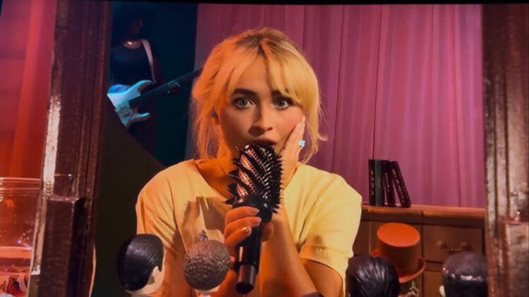 Penampilan Sabrina Carpenter di SNL: Nyanyi Pakai Sisir dan Sketsa Komedi Bareng ‘Donald Trump’