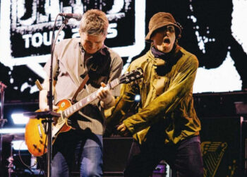 Oasis Umumkan Gitaris Pengganti Sementara Paul “Bonehead” Arthurs untuk Tur Reuni 2025