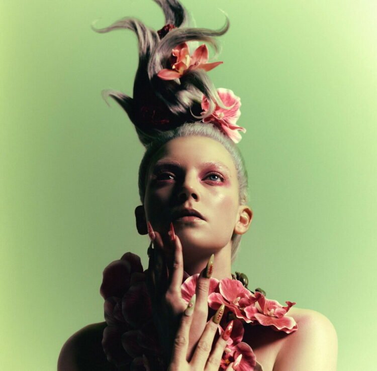 Mengenal Tiggi Hawke, Penyanyi Inggris dengan Musik Alternatif yang Unik