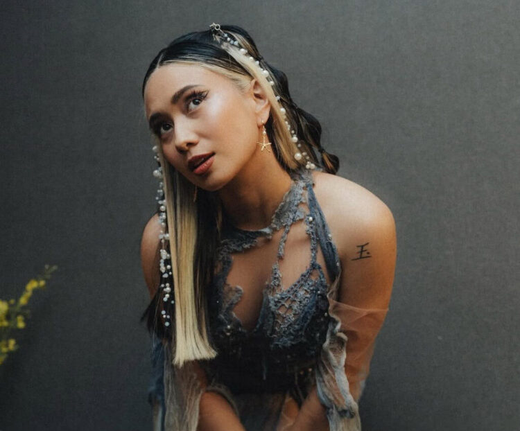 Mengungkap Makna Lagu Lowkey oleh NIKI: Kisah Hubungan Rahasia yang Penuh Makna